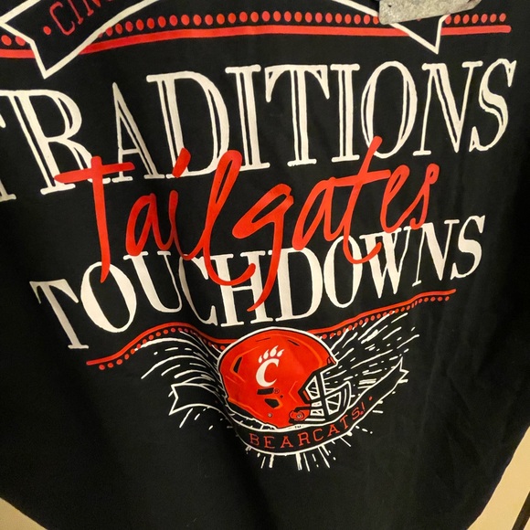 UC Bearcats women’s Black T-shirt M NWT - Picture 4 of 4